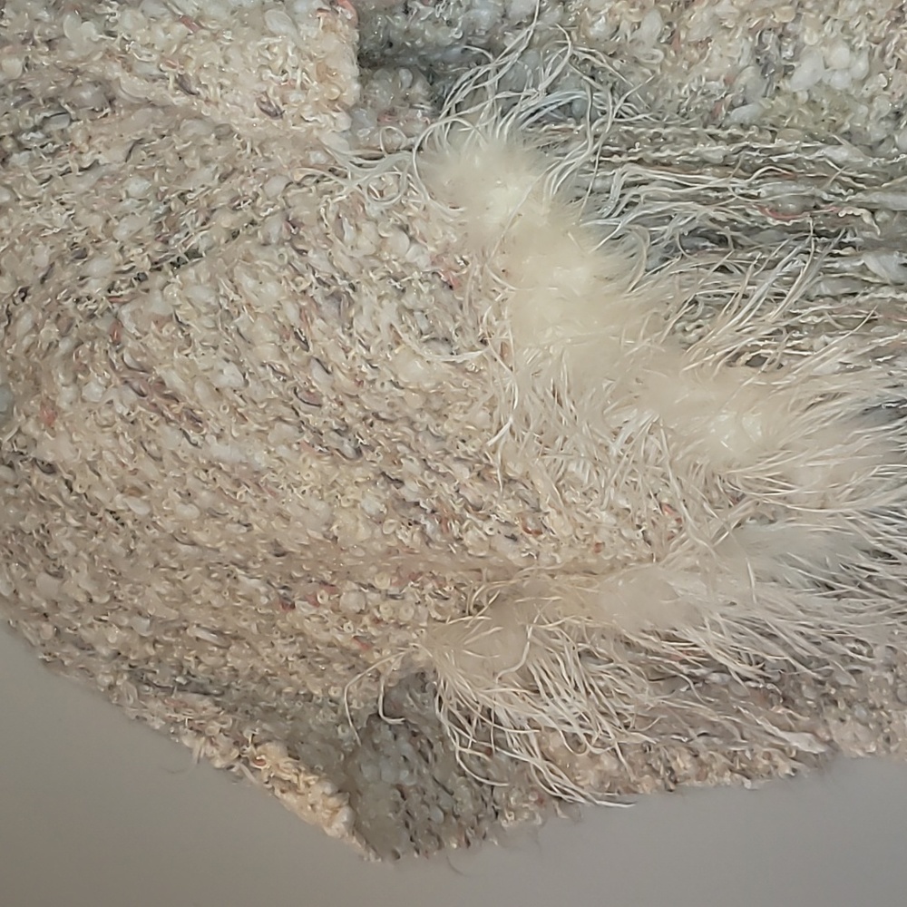 Thick fuzzy shawl with feather - Picture 10 of 11